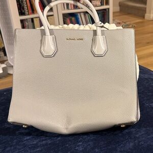 Michael Kors Mercer Medium Accordion Tote – Pebbled Leather – Light Gray